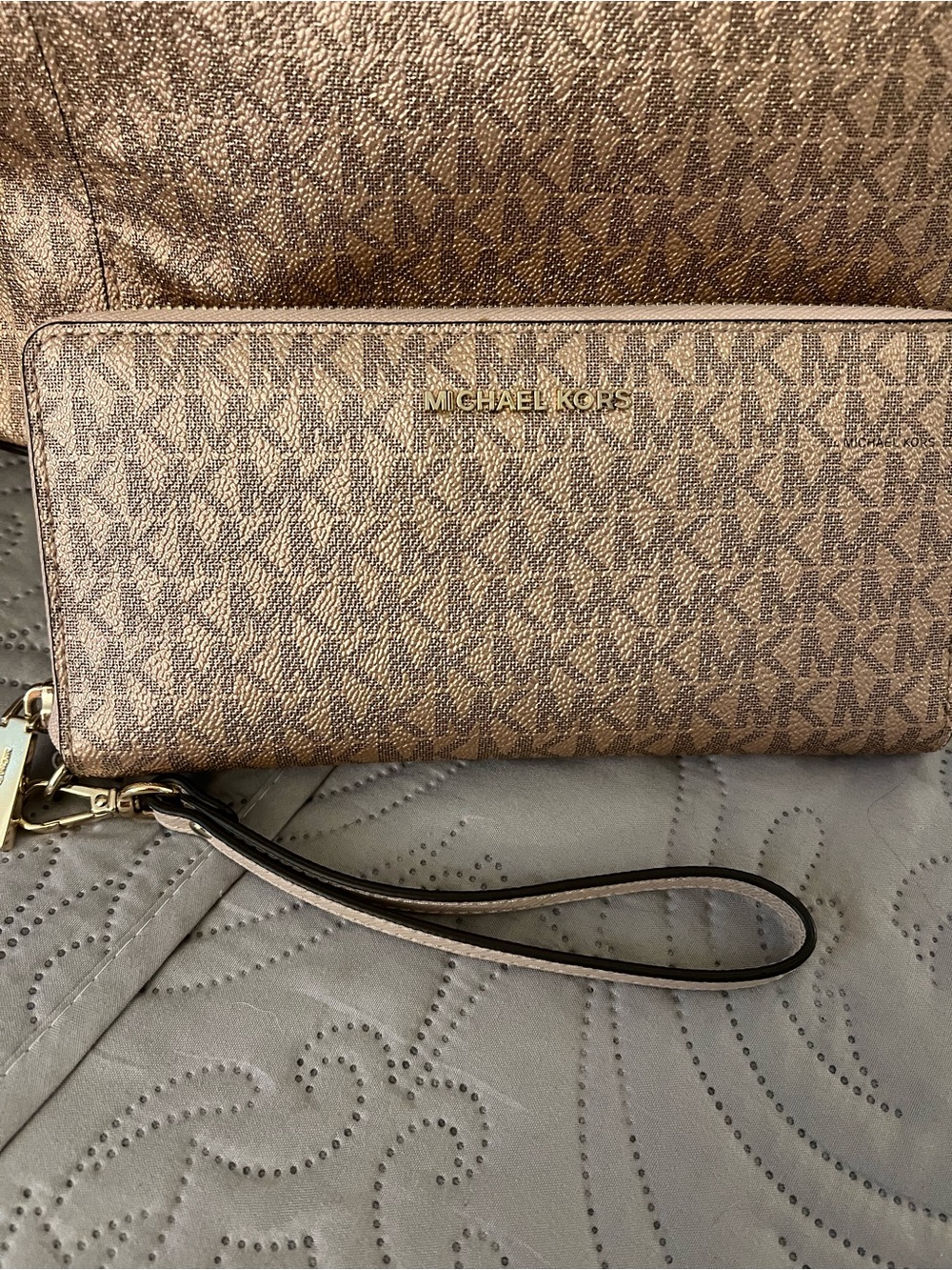 Michael Kors Rose Gold Signature Tote with Matching Wallet - Picture 2 of 12